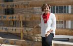 La alcaldesa de Buñuel, Mayte Espinosa, se apoya en una de las vallas del recorrido del encierro