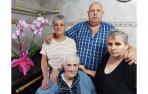 Cándida Jauregi Magirena, con tres de sus cuatro hijos, Maritxu, Fermín y María Belén Inda.