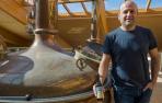 Peio Hermoso, sujetando una de las cervezas ecológicas, en los depósitos de elaboración