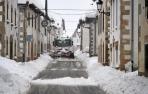 Una máquina quitanieves limpia de nieve la travesía en Espinal (Erro) esta semana.