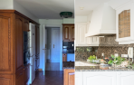 Antes y después de una cocina en un proyecto realizado por Jaione Elizalde