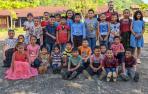Visita a niños apadrinados en el colegio Hijas del Divino Salvador de Raxruhá, Alta Verapaz, Guatemala. Francisco Javier Lacasa Fuertes viste la camiseta de Osasuna