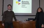 Pablo Ezkurra, concejal de Desarrollo Económico de Estella, junto con la técnica Andrea Rodríguez y, tras ellos, la marca turística