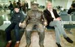 Andoni Erburu y Montxo Armendáriz, en el aeropuerto de Barajas.