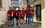 Aficionados de Osasuna, en una calle de Sevilla