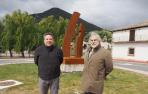 Desde la izda., José Manuel García Aróstegui (alcalde) y Carlos Ciriza Vega (escultor), con la nueva obra instalada en la rotonda de acceso a Monreal.