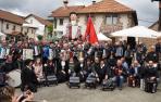 Los alrededor de 80 acordeonistas participantes en la cita se fotografiaron junto al gigante de la localidad que resalta la vinculación entre Garaioa y el acordeón.