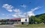 A la izquierda la nave del polígono Landazabal donde se proyecta el velatorio en Villava