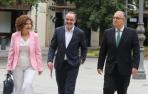 La secretaria general de UPN, Yolanda Ibáñez, el presidente de UPN, Javier Esparza y el alcalde de Pamplona en funciones, Enrique Maya, a su llegada a una reunión con la secretaria general del PSN y candidata a la Presidencia del Gobierno de Navarra, Marí