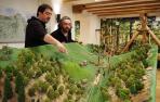 Patxi Gaztelumendi Uriarte, coordinador de ‘Kultur Ola’, muestra la maqueta sobre el trabajo forestal en Irati (transporte de troncos con un sistema de cableado) a Karlos Bueno Reka, presidente de la Junta de Aezkoa