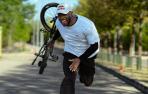 El biker pamplonés Courage Adams, posa junto a su bicicleta.