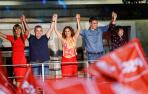 El presidente del Gobierno y líder del PSOE, Pedro Sánchez, se dirige a los militantes y simpatizantes socialistas que han acudido a la sede del PSOE