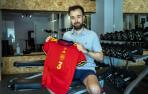 El nutricionista Javier Fernández Ligero posa con la camiseta del Mundial femenino