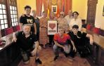 La familia de Julián Montoya con su mujer, Asun Jaime en el centro, posa con el Pañuelo de Honor