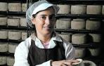 Ainara Ansa Churruca, de Ardiarana, cepilla una unidad de una de sus variedades de quesos
