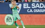 César Azpilicueta responde a la ovación de la grada con otro aplauso