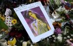 Los fans lloran la muerte de Amy Winehouse_14