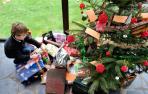 Un ni&ntilde;o con regalos de Navidad en 2013 en Dinan, Francia.