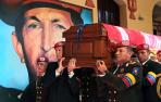 La guardia de honor traslada el f&eacute;retro de Hugo Ch&aacute;vez en febrero de 2013
