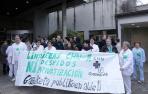 Entregan casi 6.000 firmas en contra de privatizar la limpieza del CHN