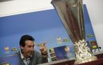 Unai Emery, entrenador del Sevilla, bromea con la UEFA