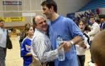 Zupo Equ&iacute;soain y Mateo Garralda se abrazan al conocer la clasificaci&oacute;n para la Liga de Campeones en 2004