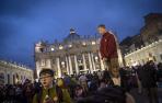 Cientos de miles de fieles llenan la plaza de San Pedro en el Vaticano