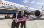 Iv&aacute;n Rakitic y Unai Emery posan con la bufanda conmemorativa ante el avi&oacute;n del equipo momentos antes de embarcar