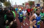 Los corredores de la marat&oacute;n de Castell&oacute;n, apoyados por el p&uacute;blico en una de las pruebas de mayor prestigio en Espa&ntilde;a
