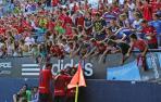 Jugadores y afici&oacute;n celebran un gol de Osasuna