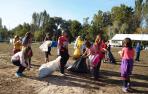 Los 226 alumnos de la ikastola ayudan en la limpieza tras el Oinez