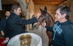 Paco Ganuza Armañanzas, Pablo Hermoso de Mendoza Cantón y Miguel Tulebras Osés (amigo de la yeguada Haras del Sol) durante el bautismo de uno de los ejemplares en  la bodega.