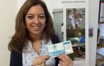 Amaya Ariz, presidenta de la Asociación Navarra de Autismo, con el número premiado.