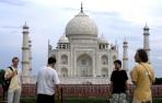 Prohíben quemar estiércol porque mancha el Taj Mahal