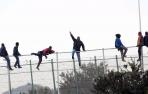 Decenas de inmigrantes se encaraman a la valla de Melilla