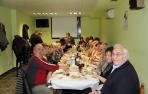 Los asistentes a la comida posan antes de empezar a degustar el calderete.