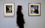 Una visitante ante 'El muchacho enfermo, autoretrato en Cadaqués' (d), de 1921, obra de Salvador Dalí y 'La comida frugal', de 1904, obra de Pablo Picasso