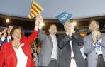 Mariano Rajoy (c), junto a la alcaldesa de Valencia, Rita Barberá, (i); el candidato a la Presidencia de la Generalitat, Alberto Fabra (2d), y el alcalde de Castellón, Alfonso Bataller.