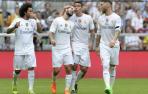 Los jugadores blancos celebran el gol de James.