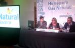 El director de Gas Navarra, Miquel Andreu (i); la alcaldesa de Ituren, María José Bereau; y el delegado de Nuevas Poblaciones e Infraestructuras de Gas Navarra, Julio Laplana (d), durante la presentación del proyecto de gasificación.