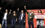 El candidato de IU a la Presidencia del Gobierno, Alberto Garzón,c, acompañado de otros miembros de su lista ,durante la presentación de su candidatura.