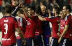 Los jugadores de Osasuna felicitan a Nauzet.
