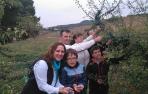 La visita guiada permite conocer todo el ciclo del pacharán, desde la recogida del fruto hasta su elaboración, como se ve en las imágenes de un grupo reciente de visitantes. Todo para subrayar el carácter natural y tradicional del pacharán.