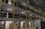 ​Amazon celebra el arranque de la Navidad con 400 intérpretes cantando a 10 metros de altura en su centro logístico