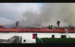 Bomberos, frente a la vivienda incendiada