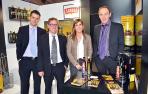 La gerente de la empresa Aceites Sandúa de Ablitas, Laura Sandúa, junto a parte del equipo comercial de la firma. De izquierda a derecha, Eduardo Burgaleta, su hermano José Luis Sandúa, y Antonio Calvillo.
