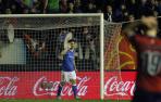 Kike Sola se disculpa tras marcar un gol a Osasuna en El Sadar.