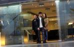 Mikel Merino sale de un hotel acompañado por sus padres tras hablar con sus representantes.