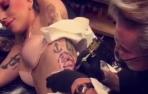 Lady Gaga se tatúa la cara de David Bowie como homenaje