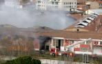 Un incendio destruye la fábrica de Galletas Asinez en Zaragoza